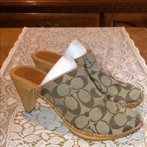 VINTAGE COACH FELICITY SIGNATURE WOODEN HEEL CLOGS